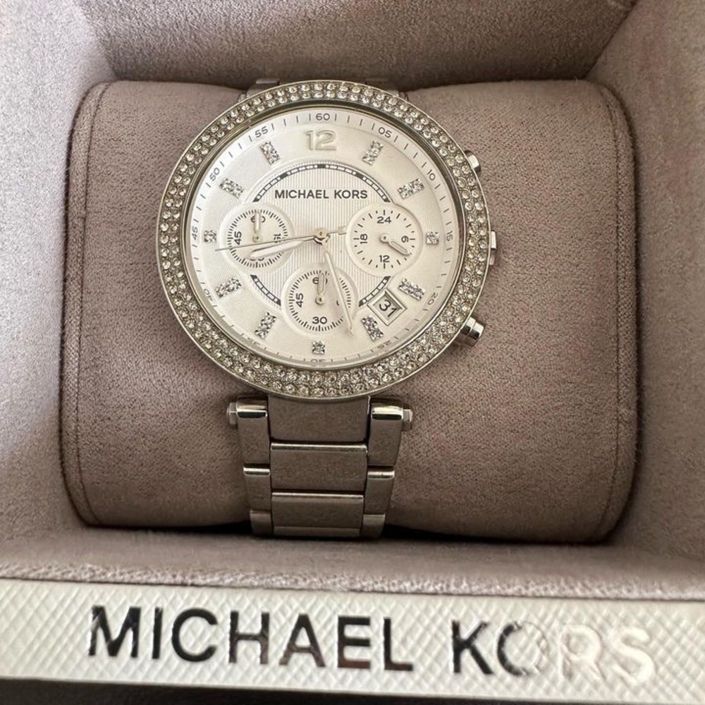 Micheal kors watch. Looks New and very good condition.